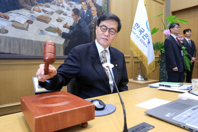 이창용 한국은행 총재가 10일 서울 중구 한국은행 본관에서 열린 금융통화위원회 본회의에서 의사봉을 두드리고 있다.  [사진공동취재단]