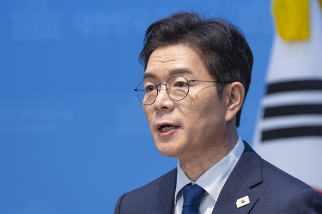 더불어민주당 서울시장 후보로 확정된 정원오 전 서울 성동구청장이 10일 국회 소통관에서 기자 회견을 하고 있다. [연합뉴스]
