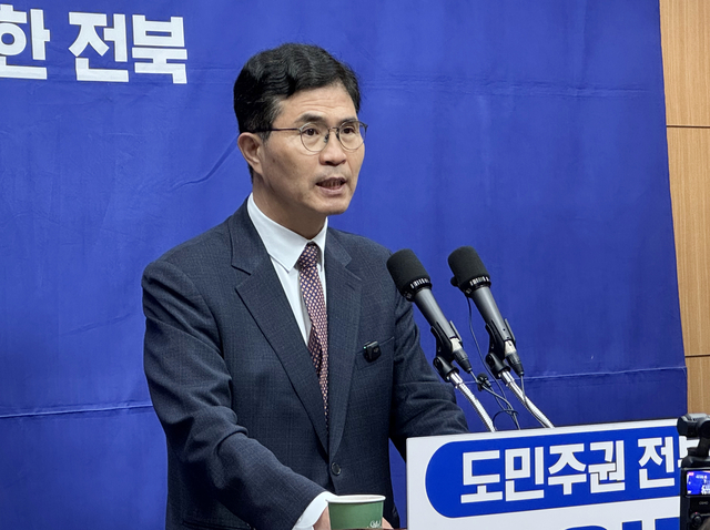 기자회견하는 이원택 의원. 연합뉴스