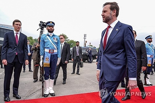 이란과의 휴전 협상이 열리는 파키스탄 이슬라마바드 도착한 JD밴스 미국 부통령. 로이터=연합뉴스.