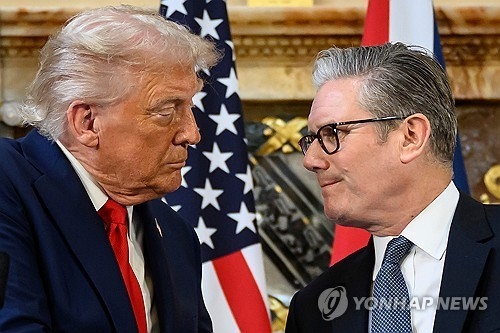 트럼프 대통령과 스타머 총리. AP 연합뉴스.