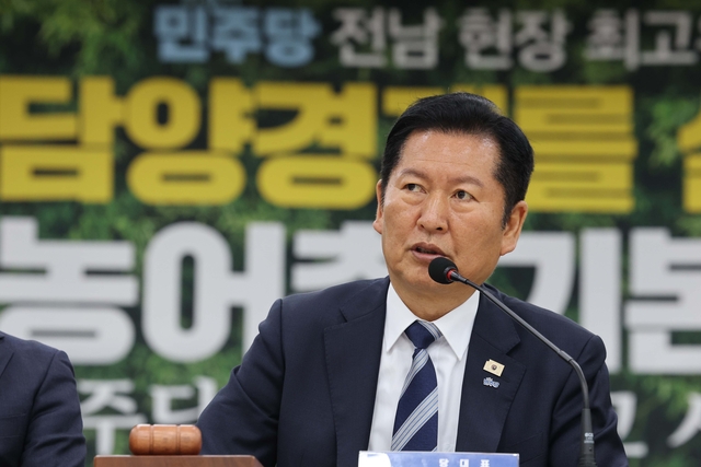 더불어민주당 정청래 대표가 10일 전남 담양농협 본점에서 열린 현장 최고위원회의에서 발언하고 있다. 연합뉴스