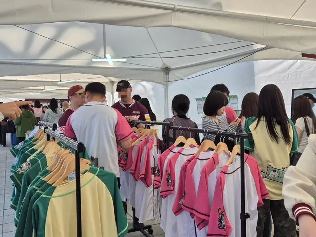 서울 고척동 고척스카이돔 인근에 11일 들어선 춘배 팝업스토어에서 키움 히어로즈 팬들이 춘배 유니폼을 고르고 있다. 네이버웹툰 제공