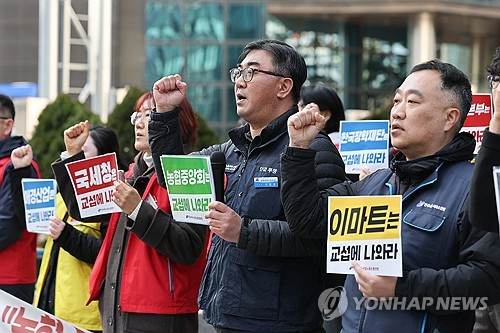 지난 4일 전국서비스산업노동조합연맹(서비스연맹) 회원들이 서울 종로구 서울고용노동청 앞에서 간접고용노동자 원청교섭 요구 기자회견을 열고 구호를 외치고 있다. 이들은 농협자회사, 택배, 공공기관 콜센터, 대형마트 판매 및 배송, 가전렌탈 산업 등 간접고용자들에 대해 원청사용자들이 직접 교섭에 나설 것을 요구했다. [연합뉴스]