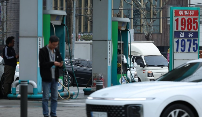 원칙 깬 ‘3차 석유 최고가격 동결’…재정 부담 가중 우려