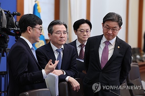 임기근 기획예산처 차관(왼쪽), 김용범 정책실장(왼쪽 두번째), 이억원 금융위원장(오른쪽)이 10일 청와대에서 열린 국무회의에 앞서 대화하고 있다.  [연합뉴스]