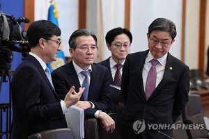 美-이란 협상 결렬에 ‘비상체제’ 유지…靑 “불확실성 여전히 커”
