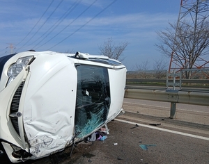 70대, 무면허로 SUV 몰다 중앙분리대 ‘쾅’…차량 밖으로 튀어나가