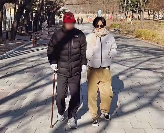 2023년 11월 28일 이효리의 친언니가 자신의 소셜미디어(SNS)에 올린 이효리와 부친의 모습.   [인스타그램 ]