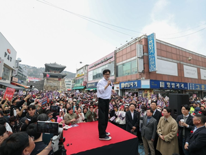 수원 찾은 한동훈 “상식 보수, 경기도민께 반성”…장동혁 방미엔 “50일앞 선거포기”