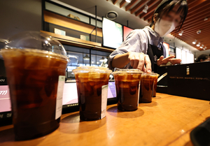 커피 매장은 웃고 주점은 울었다