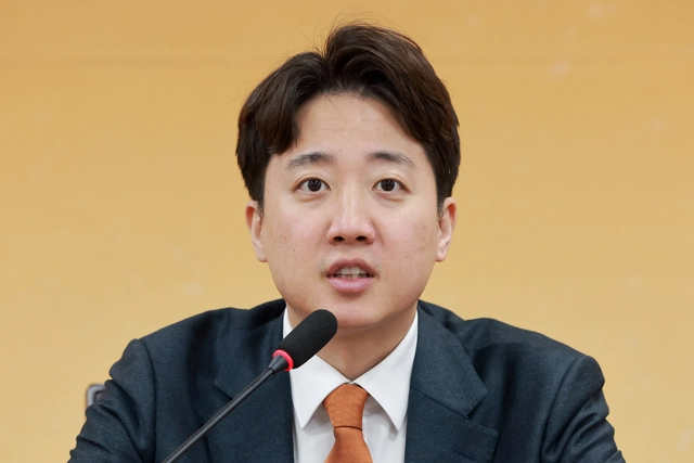 이준석 개혁신당 당대표가 지난 3월 30일 국회 본청에서 열린 당 최고위원회의에 참석해 발언하고 있다.[연합뉴스 사진]