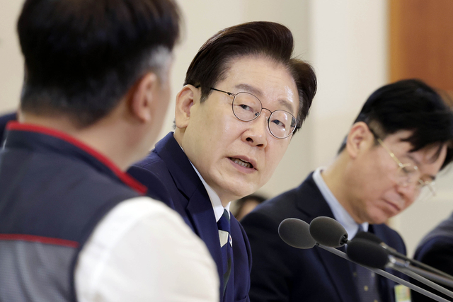 이재명 대통령이 10일 청와대에서 열린 민주노총 초청간담회에서 발언하고 있다. [청와대통신사진기자단]