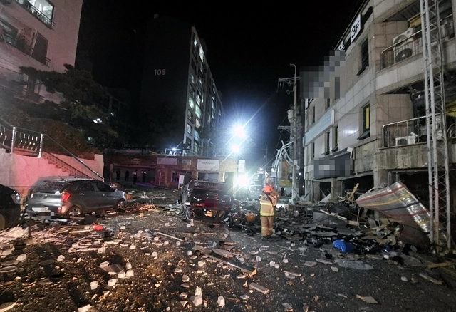 13일 오전 4시쯤 청주시 흥덕구 봉명동의 한 3층짜리 상가건물에서 가스 누출에 따른 것으로 추정되는 폭발 사고가 발생, 15명이 경상을 입었다. 사진은 폭발 사고 현장의 모습.   [충북도소방본부 제공]
