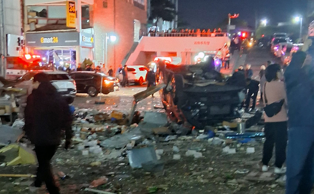 13일 오전 4시쯤 청주시 흥덕구 봉명동의 한 2층짜리 상가건물에서 가스 누출에 따른 것으로 추정되는 폭발 사고가 발생 8명이 경상을 입었다. 사진은 폭발 사고 현장의 모습.   [독자제공=연합뉴스]