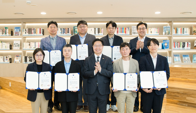 구혁채(앞줄 가운데) 과기정통부 제1차관이 13일 정부세종청사에서 열린 ‘2026년 제1회 적극행정 우수사례 포상 수여식’에서 수상자들과 기념촬영하고 있다. 과기정통부 제공
