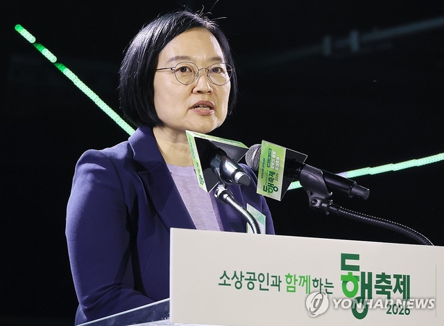 한성숙 중소벤처기업부 장관이 지난 11일 전북 전주실내체육관에서 열린 동행축제 개막식에서 개회사를 하고 있다. [연합뉴스]