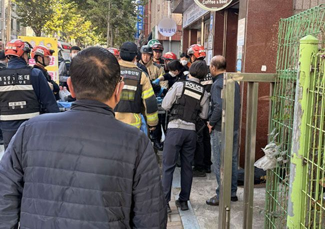 지난해 11월 4일 오전 서울 강동구 천호동의 재개발 조합 사무실에서 흉기 난동 사건이 발생한 가운데 구조대원들이 부상자를 이송하고 있다. [연합뉴스]