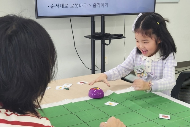 지난 11일 성남 분당 야탑유스센터에서 열린 ‘Let’s PLAY 코딩!’ 현장. 웹젠 제공
