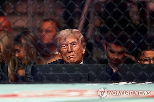 도널드 트럼프 미국 대통령이 11일(현지시간) 마이애미에서 열린 UFC 경기를 관람하고 있다. 로이터 연합뉴스
