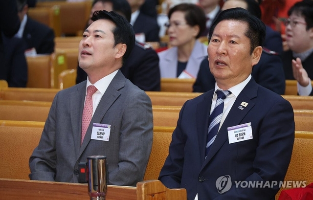 더불어민주당 정청래 대표와 국민의힘 장동혁 대표가 5일 서울 여의도순복음교회에서 열린 부활절 연합예배에 참석해 있다. 연합뉴스