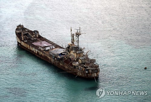 대표적인 남중국해 영유권 분쟁 해역인 세컨드 토머스 암초(중국명 런아이자오·필리핀명 아융인)에 좌초한 필리핀군 군함 ‘시에라 마드레’함의 모습. 필리핀은 1999년 세컨드 토머스 암초에 배를 좌초시킨 뒤, 이 배를 지킨다는 명분으로 10명 안팎의 해병대원을 상주시키고 있다. [EPA 연합뉴스]