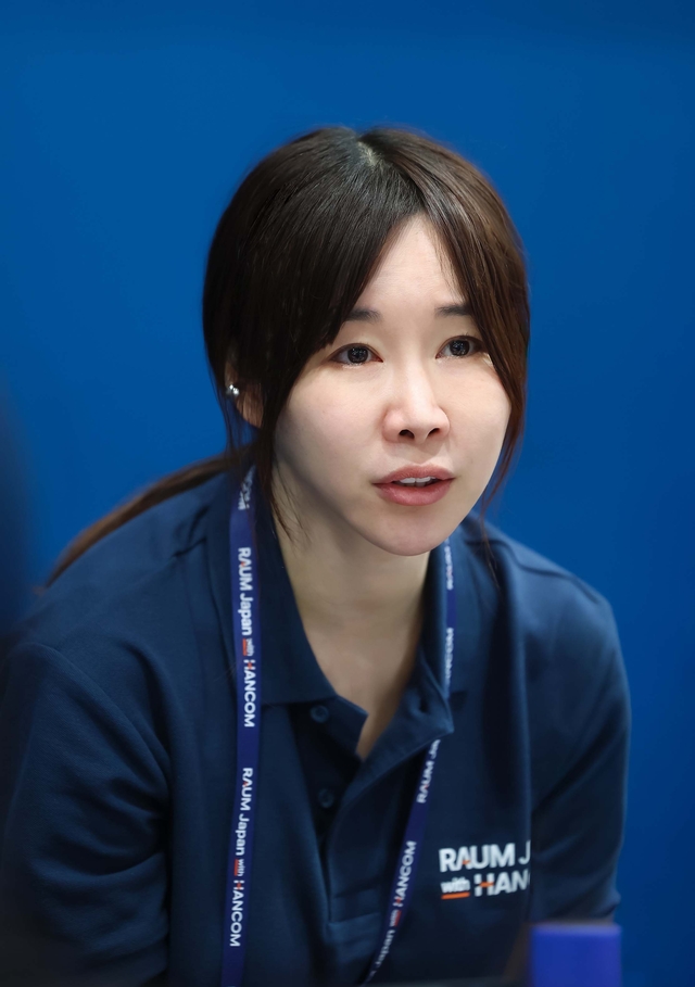 김연수 한컴 대표가 최근 일본 도쿄에서 열린 ‘재팬 IT 위크 스프링 2026’ 전시장 내  자사 전시부스에서 일본 사업 전략에 대해 설명하고 있다. 한컴 제공
