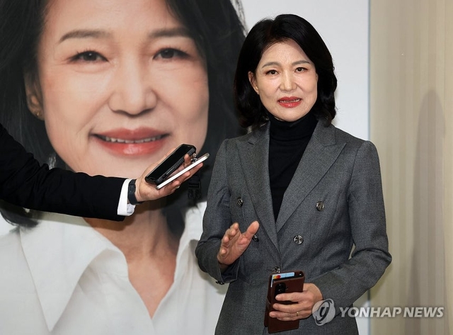 대구시장 선거에 출사표를 던진 이진숙 전 방송통신위원장이 6일 오후 대구 시내 자신의 선거캠프에서 기자들과 만나 질문에 답하고 있다.  연합뉴스