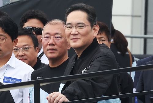 2024년 10월 용인 에버랜드 스피드웨이에서 열린 ‘현대 N x 토요타 가주 레이싱 페스티벌’ 리허설을 바라보는 정의선 현대차그룹 회장과 이재용 삼성전자 회장 [연합뉴스 자료사진.]