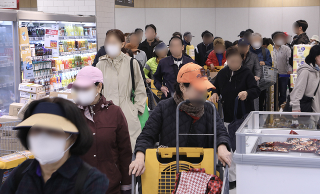 ‘랜더스 쇼핑페스타’가 진행되고 있는 이마트 은평점이 지난 3일 고객들로 붐비고 있다. [신세계그룹 제공]