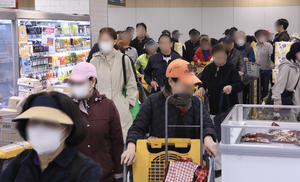 ‘구독료 페이백’에 ‘적립금 오픈런’까지…롯데·신세계, 고물가에 ‘파격’ 행보 통했다