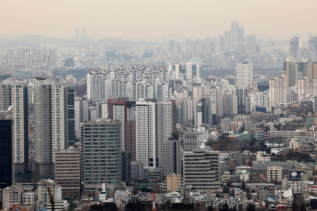서울 남산에서 바라본 아파트 단지. [연합뉴스 제공]