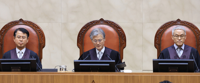 조희대 대법원장이 지난달 19일 서울 서초구 대법원에서 열린 전원합의체 선고에 대법관들과 참석해 있다. [연합뉴스]
