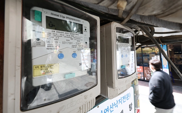 지난달 23일 서울 시내의 건물 외벽에 설치된 전기계량기 모습. [연합뉴스]
