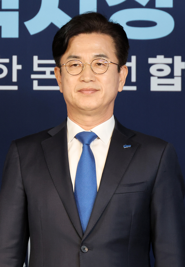 지난달 30일 서울 영등포구 여의도 더불어민주당 당사에서 열린 대전광역시장 공직선거 후보자 선출을 위한 본경선 합동연설회에서 허태정 예비후보가 기념 촬영하고 있다. [연합뉴스]