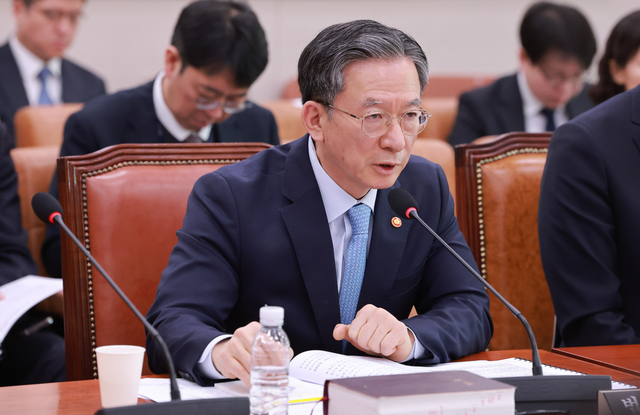 정성호 법무부 장관이 8일 국회에서 열린 법제사법위원회 전체회의에서 쌍방울 대북 송금 사건을 수사한 박상용 검사의 직무정지 관련 질문에 답하고 있다. [연합뉴스]
