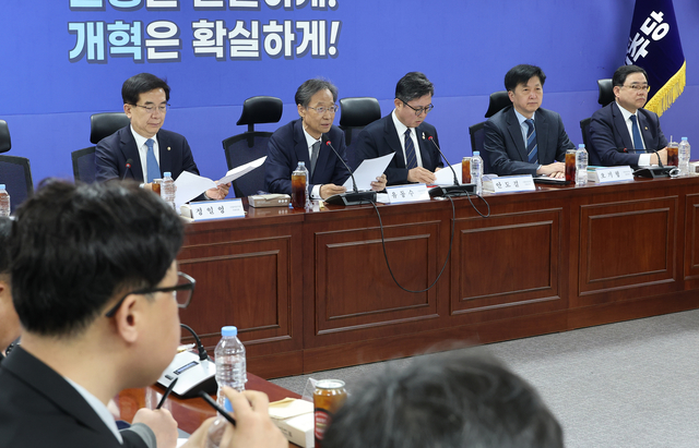 더불어민주당 ‘중동 상황 경제 대응 특별위원회’ 위원장인 유동수 의원(왼쪽 두 번째)이 13일 국회 의원회관에서 열린 ‘중동전쟁 경제 대응 특위 3차 회의’에서 발언하고 있다. [연합뉴스]