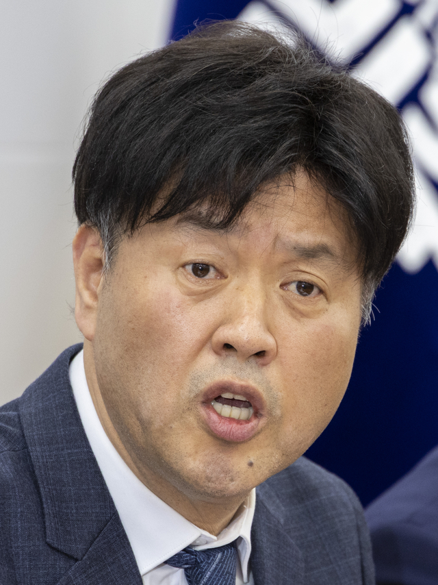 대장동 일당으로부터 금품을 받은 혐의로 법정 구속됐다가 지난해 보석으로 석방된 김용 전 민주연구원 부원장이 13일 국회에서 가진 기자간담회에서 검찰 기소의 부당함에 대해 설명하고 있다. [연합뉴스]