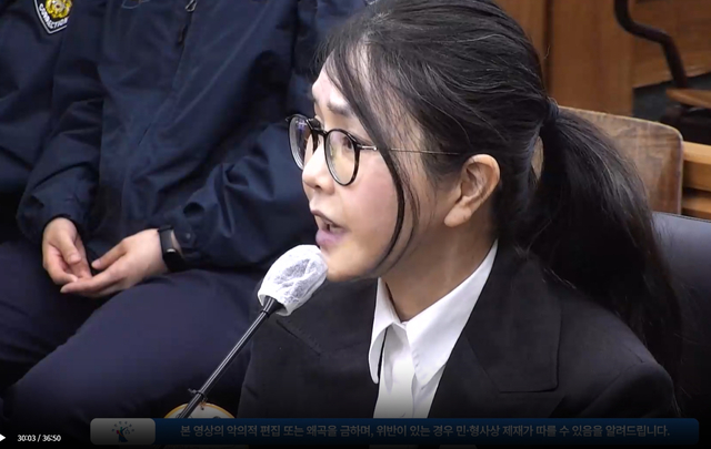 윤석열 전 대통령 부인인 김건희씨 13일 서울 서초구 서울중앙지법 형사합의33부(이진관 부장판사) 심리로 열린 박성재 전 법무부 장관의 내란 중요임무 종사 혐의 사건의 속행 공판에 증인으로 출석해 증언하고 있다.[서울중앙지법 제공·연합뉴스]