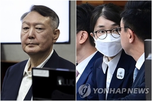 법정에서 김건희 만난 윤 전 대통령, 30분 내내 ‘미소’… 金, ‘증언 거부’