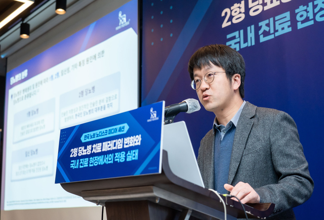 류영상 조선대병원 내분비대사내과 교수가 14일 서울 중구 코트야드 메리어트 서울 명동에서 ‘2형 당뇨 치료 패러다임 변화와 국내 진료 현장에서의 적용 실태’를 주제로 열린 미디어 세션에서 당뇨병 치료 방법에 대해 설명하고 있다. 한국노보노디스크 제공