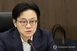 “아들 명예 회복 모르고 떠나”…김정관 장관, ‘원유 출장’ 문 차관 부친상 애도