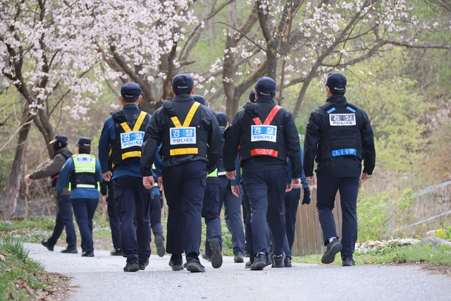 지난 8일 대전 오월드에서 탈출한 늑대, 늑구 수색이 1주일째 이어지는 14일 오전 경찰이 늑구가 발견된 대전 중구 무수동 야산으로 들어가고 있다.   [연합뉴스]