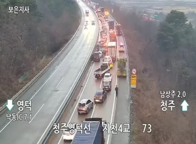 서산영덕고속도로에서 지난 1월10일 발생한 다중 추돌사고로 교통 체증이 이어지고 있다.    [경북소방본부 제공]