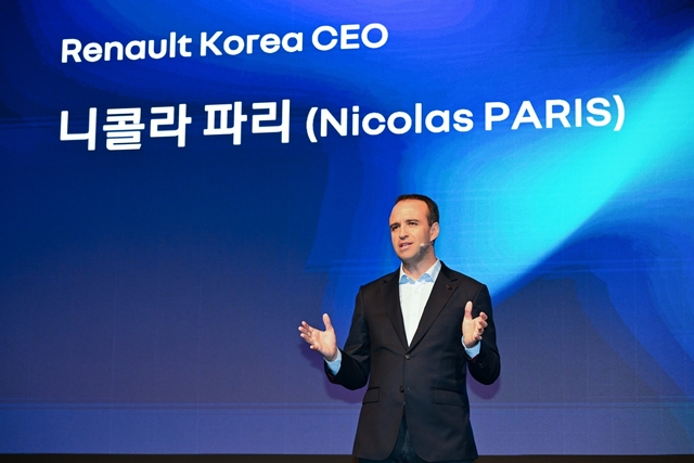 니콜라 파리 르노코리아 사장이 14일 서울 용산구 그랜드 하얏트 호텔에서 열린 기자 간담회에서 중장기 전략을 발표하고 있다. 르노코리아 제공
