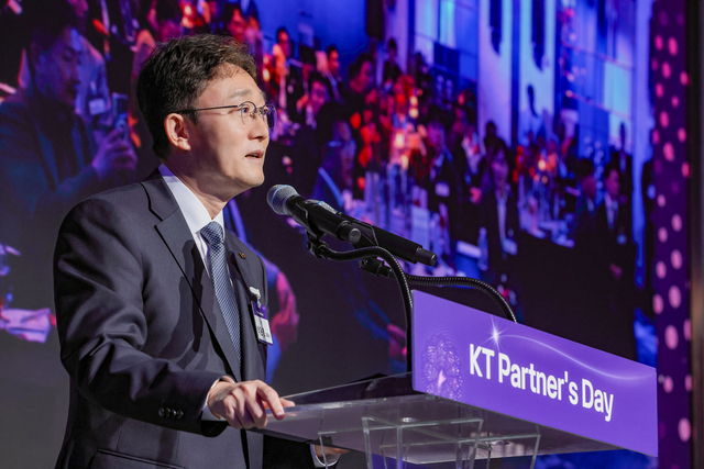 박윤영 KT 대표가 서울 소피텔 앰배서더 그랜드볼룸에서 열린 KT 파트너스데이에서 상상협력의 중요성에 대해 강조하고 있다. KT 제공