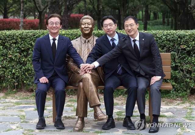 더불어민주당 부울경(부산·울산·경남) 시장·도지사 후보가 14일 오전 경남 김해시 진영읍 봉하마을 노무현 전 대통령 묘역 참배 후 노 전 대통령 동상에서 기념 촬영하고 있다.
오른쪽부터 김상욱 울산시장 후보, 김경수 경남지사 후보, 전재수 부산시장 후보. 연합뉴스