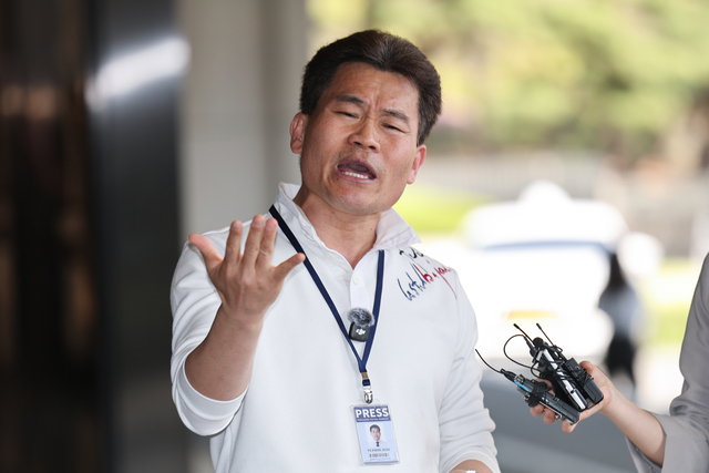 이재명 대통령과 이준석 개혁신당 대표에 대한 명예훼손 혐의를 받는 전 한국사 강사 전한길 씨가 13일 서울 서초구 서울중앙지방검찰청에서 열린 구속영장 청구 전 피의자 조사에 출석하며 취재진에 입장을 밝히고 있다.   [연합뉴스]