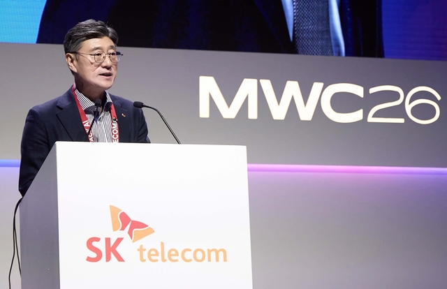 정재헌 SK텔레콤 사장이 MWC 2026 부대행사로 열린  인공지능 데이터센터(AI DC) 컨퍼런스에서 기조연설을 하고 있다. SKT 제공
