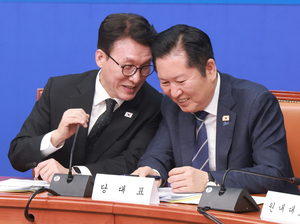 ‘민주 당권 가상대결’ 김민석 28.3% vs 정청래 27.6%…당심 金 42% vs 鄭 41.6%